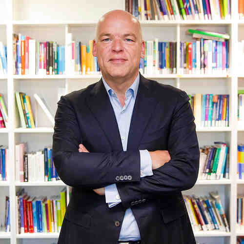 De CEO Robert van Zanten van Salta Group in een bibliotheek